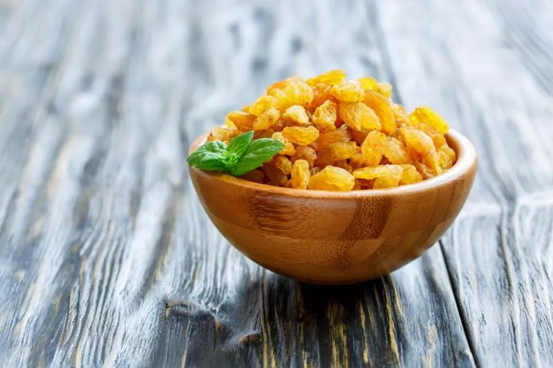 تصویر 1 از کشمش طلایی درشت با بسته بندی شکیل